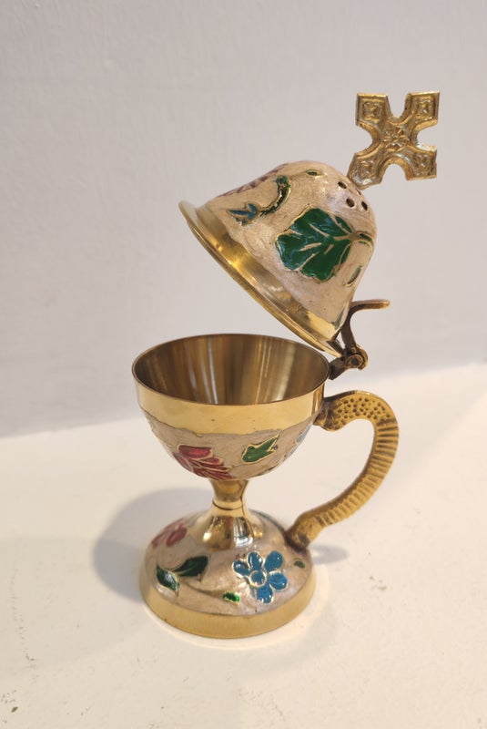 Suitsutusastia avattuna